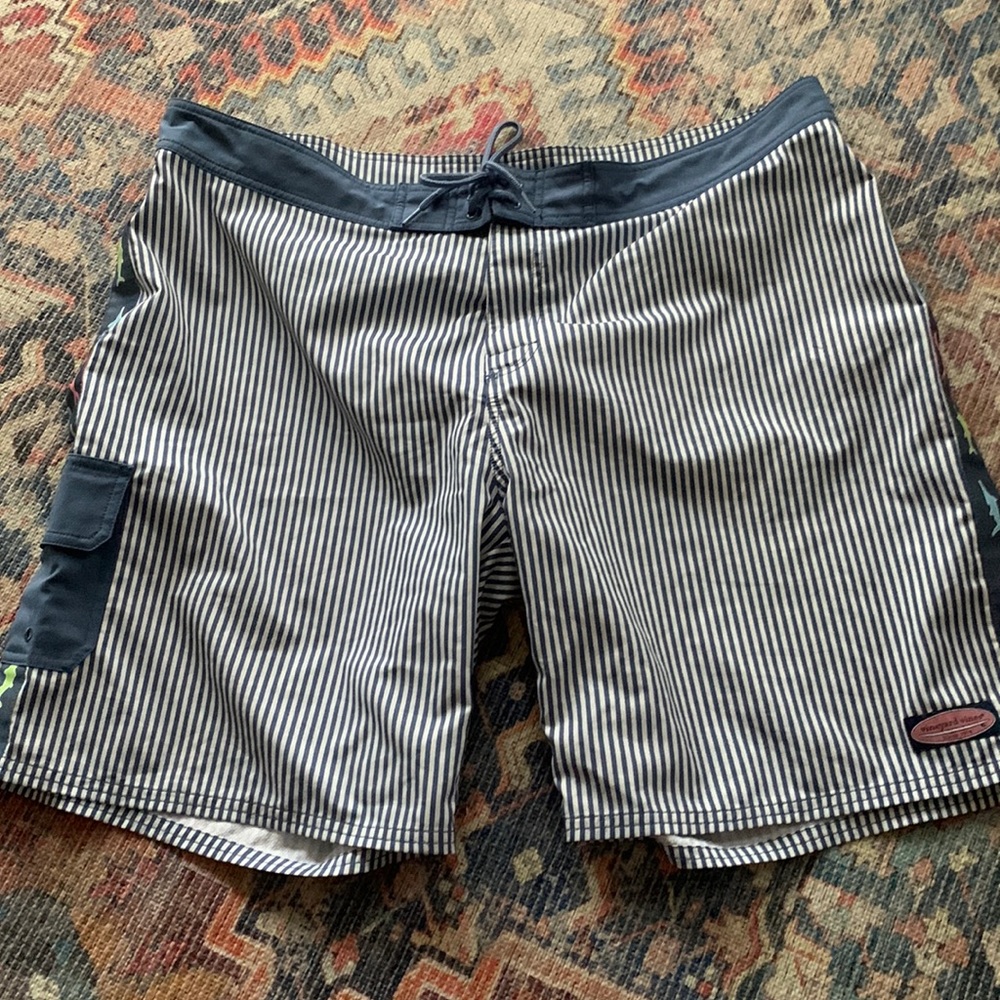 Vineyard Vines size 42 striped swim trunks pockets fish 🐟